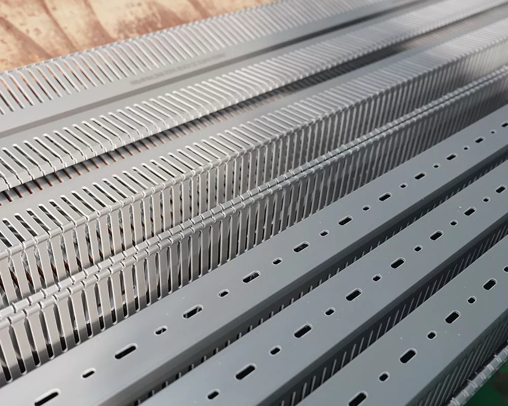 Quelle est la plage de résistance en température du chemin de câbles en PVC ignifuge à l'intérieur de l'armoire de distribution ?